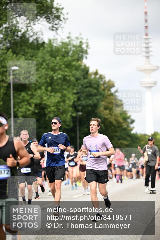 29.06.2025 - hella hamburg halbmarathon Dr. Thomas Lammeyer http://msf.ph/oto/8419571 29.06.2025 10:46:28 Kennedybrücke 1039, 1648, 1712, 2762, 2763, 2974, 3276, 3326, 3459, 3568, 4329, 4385, 4541, 4885, 5432, 5671, 5942, 6066, 6137, 6153, 6320, 6450, 6726, 7022, 7023, 7968, 8004, 8162, 8163, 8712, 9588, 10181, 10872, 11011, 11017, 11098, 11255 meine-sportfotos.de