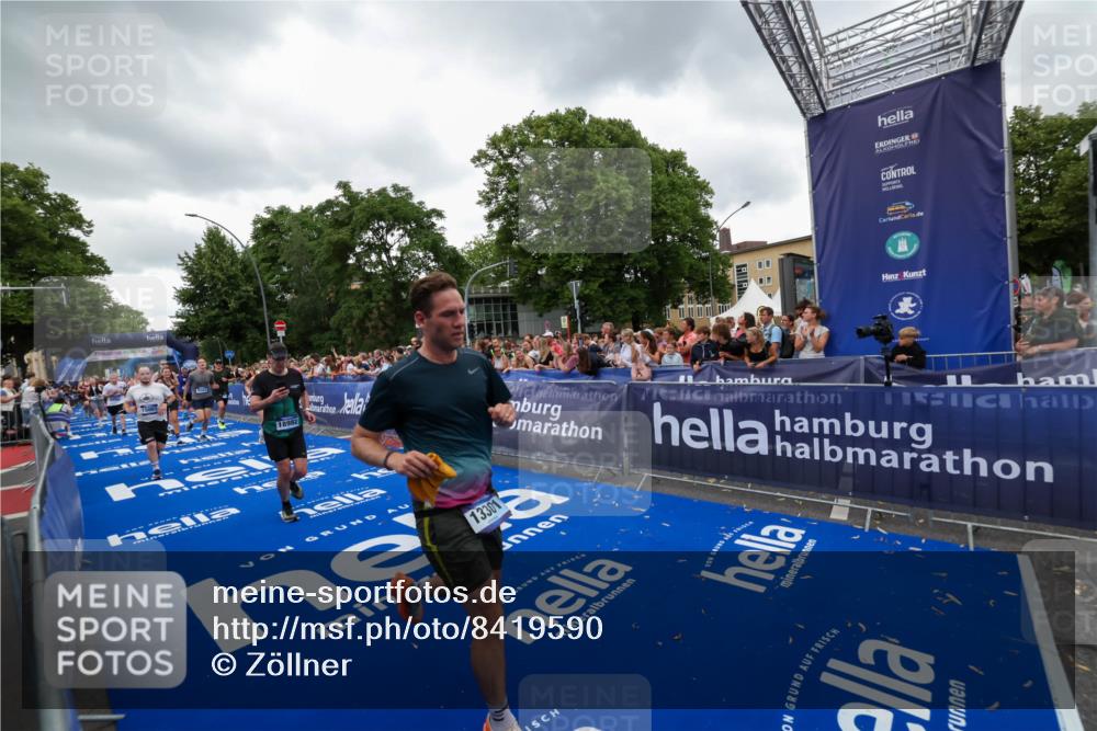 29.06.2025 - hella hamburg halbmarathon Zöllner http://msf.ph/oto/8419590 29.06.2025 10:52:39 Ziel 2346, 2670, 3952, 6561, 6562, 7475, 9739, 10115, 11459, 11689, 12450, 13051, 13301, 14122, 15001, 18982 meine-sportfotos.de