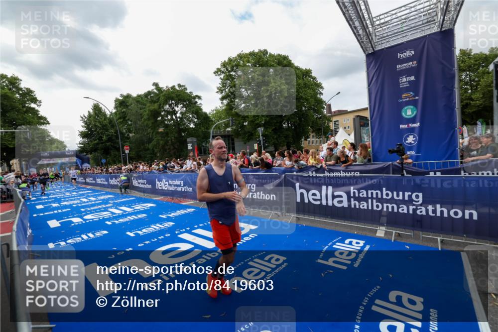 29.06.2025 - hella hamburg halbmarathon Zöllner http://msf.ph/oto/8419603 29.06.2025 10:30:35 Ziel 2460, 3845, 7231, 8318, 11413, 12049, 15253, 16713 meine-sportfotos.de