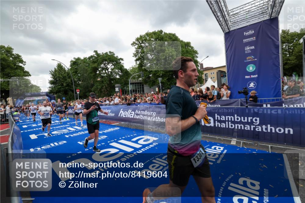 29.06.2025 - hella hamburg halbmarathon Zöllner http://msf.ph/oto/8419604 29.06.2025 10:52:40 Ziel 2346, 2670, 3952, 6561, 6562, 7475, 9739, 10115, 11459, 11689, 12450, 13051, 13301, 14122, 15001, 18982 meine-sportfotos.de