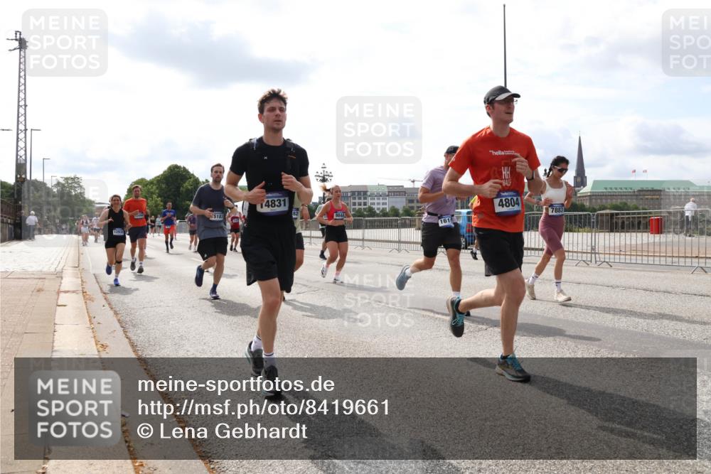 29.06.2025 - hella hamburg halbmarathon Lena Gebhardt http://msf.ph/oto/8419661 29.06.2025 10:18:15 Lombardsbrücke 12939, 5183, 14831, 161, 4804, 7883, 1159, 1160, 1234, 1268, 1325, 1554, 1622, 1641, 1820, 1982, 2087, 2147, 2335, 2634, 2931, 3125, 3138, 3321, 3482, 3977, 4123, 4383, 4710, 4738, 4804, 5004, 5290, 5611, 5733, 5909, 6270, 6332, 6533, 7094, 7160, 7641, 7649, 7838, 7882, 7883, 8067, 8128, 8248, 8341, 8607, 8799, 9222, 9539, 9586, 9658, 9717, 9734, 9748, 9798, 9834, 9844, 9964, 10174, 10332, 10509, 10659, 10687, 10908, 12498, 13341 meine-sportfotos.de