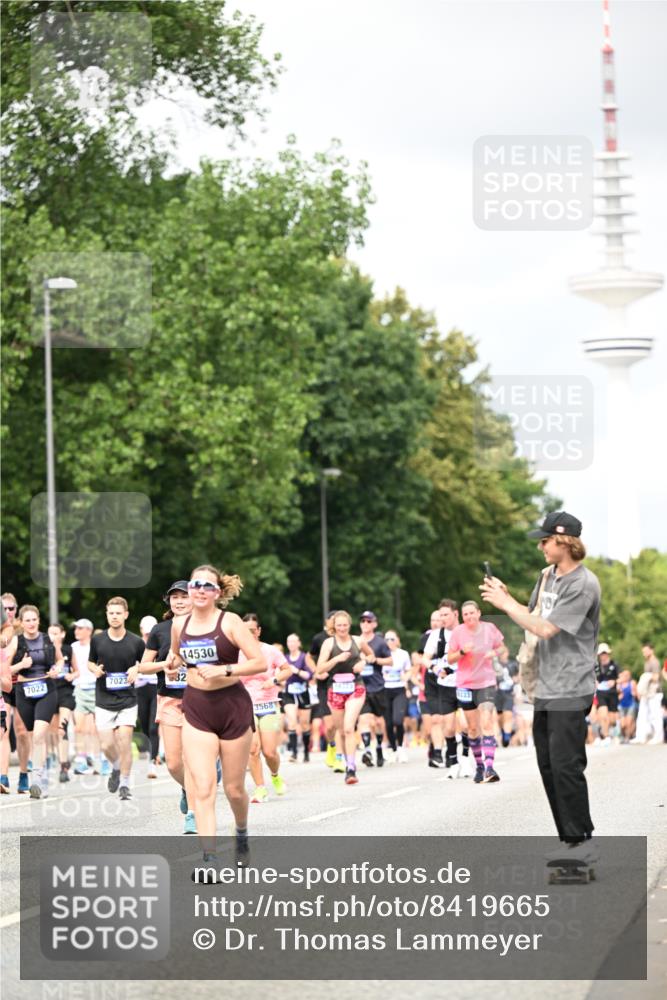 29.06.2025 - hella hamburg halbmarathon Dr. Thomas Lammeyer http://msf.ph/oto/8419665 29.06.2025 10:46:32 Kennedybrücke 1039, 1648, 1712, 2069, 2974, 3276, 3326, 3459, 3568, 4329, 4385, 4541, 4735, 4736, 4885, 5432, 5671, 5942, 6137, 6153, 6320, 6450, 6726, 7022, 7023, 7968, 8004, 8014, 8162, 8163, 8712, 9588, 10181, 10532, 10872, 11011, 11017, 11098 meine-sportfotos.de