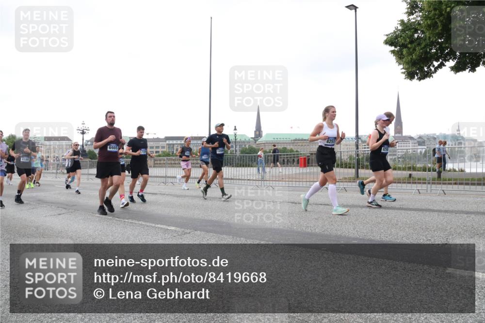 29.06.2025 - hella hamburg halbmarathon Lena Gebhardt http://msf.ph/oto/8419668 29.06.2025 10:52:18 Lombardsbrücke 8194, 6985, 12525, 1200, 8251, 1418, 1978, 2420, 2528, 2983, 3038, 3645, 4087, 4273, 4436, 4598, 4606, 4815, 5062, 5262, 5360, 6386, 6403, 6404, 6406, 6456, 6671, 6985, 7511, 7682, 7690, 7691, 7735, 7812, 8194, 8196, 8250, 8251, 8621, 9068, 9070, 9103, 9220, 9368, 9460, 9590, 9594, 9673, 9730, 9731, 10080, 10296, 10342, 10392, 10533, 10634, 10673, 10884, 10928, 11084, 11101, 11126, 11127, 11297, 11375, 11736, 11899, 11974, 12546, 12558 meine-sportfotos.de