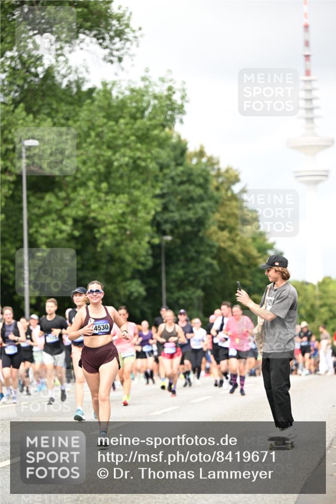29.06.2025 - hella hamburg halbmarathon Dr. Thomas Lammeyer http://msf.ph/oto/8419671 29.06.2025 10:46:33 Kennedybrücke 1039, 1648, 1712, 2069, 2974, 3276, 3326, 3459, 3568, 4329, 4385, 4541, 4735, 4736, 4885, 5432, 5671, 6137, 6153, 6320, 6450, 7022, 7023, 7968, 8004, 8014, 8162, 8163, 8712, 9588, 10181, 10532, 10872, 11011, 11017, 11098 meine-sportfotos.de