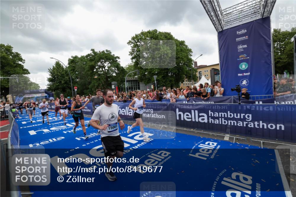 29.06.2025 - hella hamburg halbmarathon Zöllner http://msf.ph/oto/8419677 29.06.2025 10:52:42 Ziel 2346, 2670, 3952, 3999, 5116, 6561, 6562, 7475, 9739, 9869, 10115, 11459, 11689, 12450, 12482, 13051, 14122, 15001, 18982 meine-sportfotos.de