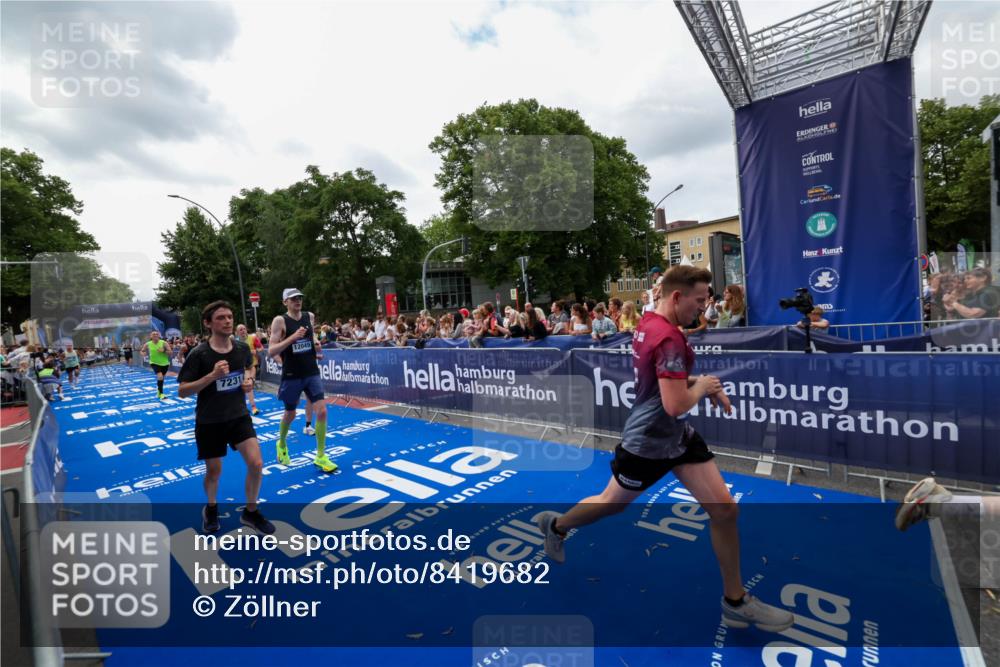 29.06.2025 - hella hamburg halbmarathon Zöllner http://msf.ph/oto/8419682 29.06.2025 10:30:41 Ziel 2460, 2851, 3845, 7231, 7481, 8318, 11413, 12049, 15253, 17322, 18235 meine-sportfotos.de
