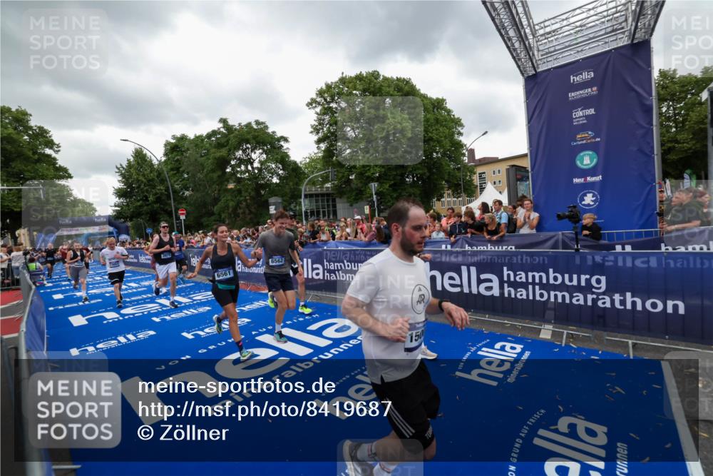 29.06.2025 - hella hamburg halbmarathon Zöllner http://msf.ph/oto/8419687 29.06.2025 10:52:42 Ziel 2346, 2670, 3952, 3999, 5116, 6561, 6562, 7475, 9739, 9869, 10115, 11459, 11689, 12450, 12482, 13051, 14122, 15001, 18982 meine-sportfotos.de