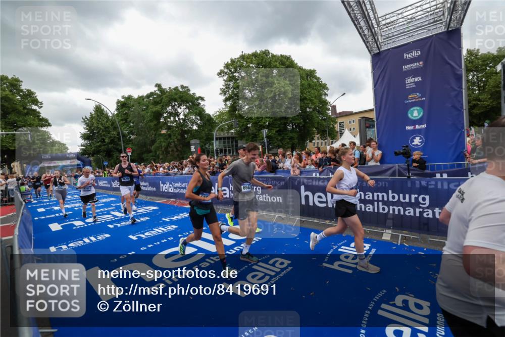 29.06.2025 - hella hamburg halbmarathon Zöllner http://msf.ph/oto/8419691 29.06.2025 10:52:42 Ziel 2346, 2670, 3952, 3999, 5116, 6561, 6562, 7475, 9739, 9869, 10115, 11459, 11689, 12450, 12482, 13051, 14122, 15001, 18982 meine-sportfotos.de
