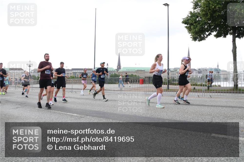 29.06.2025 - hella hamburg halbmarathon Lena Gebhardt http://msf.ph/oto/8419695 29.06.2025 10:52:18 Lombardsbrücke 94, 8251, 6985, 12089, 1418, 1978, 2420, 2528, 2983, 3038, 3645, 4087, 4273, 4436, 4598, 4606, 4815, 5062, 5262, 5360, 6386, 6403, 6404, 6406, 6456, 6671, 6985, 7511, 7682, 7690, 7691, 7735, 7812, 8194, 8196, 8250, 8251, 8621, 9068, 9070, 9103, 9220, 9368, 9460, 9590, 9594, 9673, 9730, 9731, 10080, 10296, 10342, 10392, 10533, 10634, 10673, 10884, 10928, 11084, 11101, 11126, 11127, 11297, 11375, 11736, 11899, 11974, 12546, 12558 meine-sportfotos.de