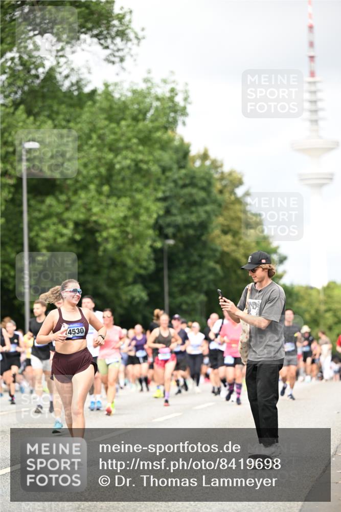 29.06.2025 - hella hamburg halbmarathon Dr. Thomas Lammeyer http://msf.ph/oto/8419698 29.06.2025 10:46:33 Kennedybrücke 1039, 1648, 1712, 2069, 2974, 3276, 3326, 3459, 3568, 4329, 4385, 4541, 4735, 4736, 4885, 5432, 5671, 6137, 6153, 6320, 6450, 7022, 7023, 7968, 8004, 8014, 8162, 8163, 8712, 9588, 10181, 10532, 10872, 11011, 11017, 11098 meine-sportfotos.de
