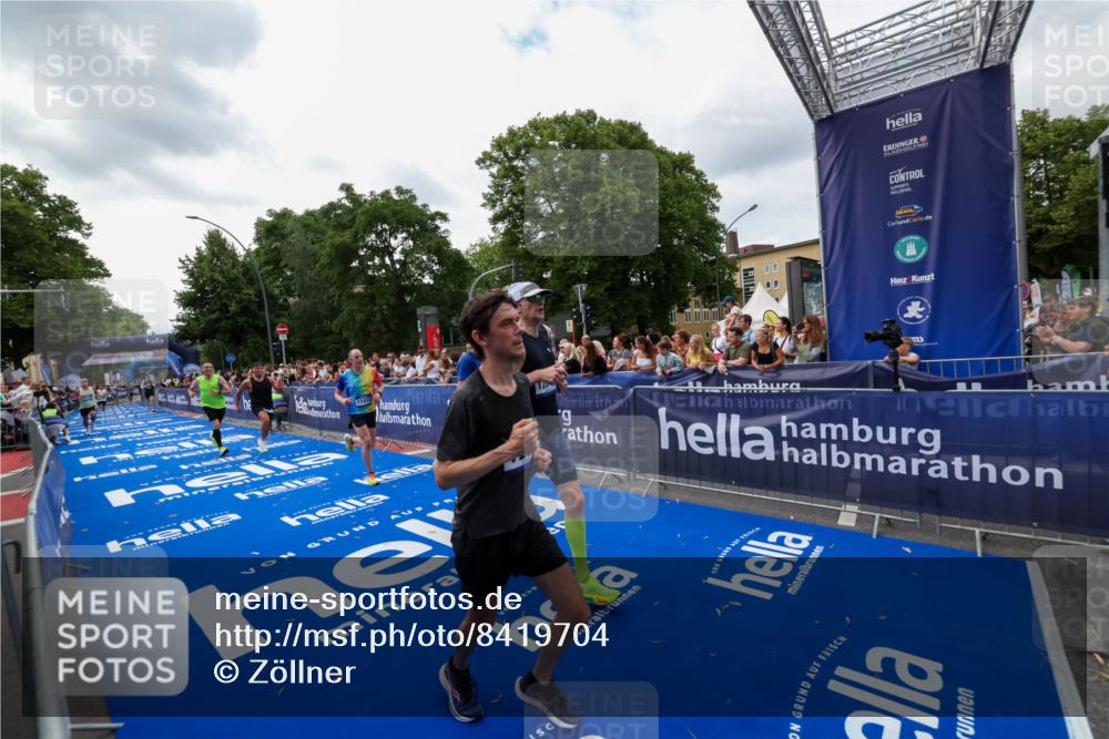 29.06.2025 - hella hamburg halbmarathon Zöllner http://msf.ph/oto/8419704 29.06.2025 10:30:41 Ziel 2460, 2851, 3845, 7231, 7481, 8318, 11413, 12049, 15253, 17322, 18235 meine-sportfotos.de