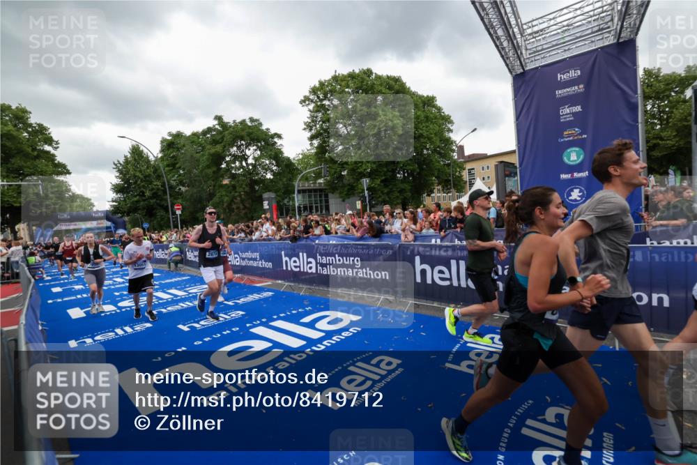 29.06.2025 - hella hamburg halbmarathon Zöllner http://msf.ph/oto/8419712 29.06.2025 10:52:43 Ziel 2287, 2346, 2670, 3952, 3999, 5116, 6561, 6562, 7475, 9739, 9869, 10115, 11459, 11689, 12450, 12482, 13051, 14122, 15001, 16467 meine-sportfotos.de
