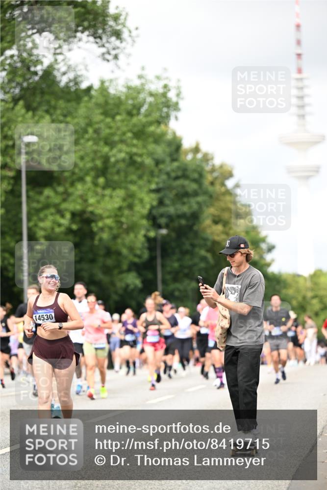 29.06.2025 - hella hamburg halbmarathon Dr. Thomas Lammeyer http://msf.ph/oto/8419715 29.06.2025 10:46:34 Kennedybrücke 1039, 1648, 1712, 2069, 2974, 3276, 3326, 3459, 3568, 4329, 4385, 4541, 4735, 4736, 4885, 5432, 5671, 6137, 6153, 6320, 6450, 7022, 7023, 7968, 8004, 8014, 8162, 8163, 8712, 9588, 10181, 10532, 10872, 11011, 11017, 11098 meine-sportfotos.de