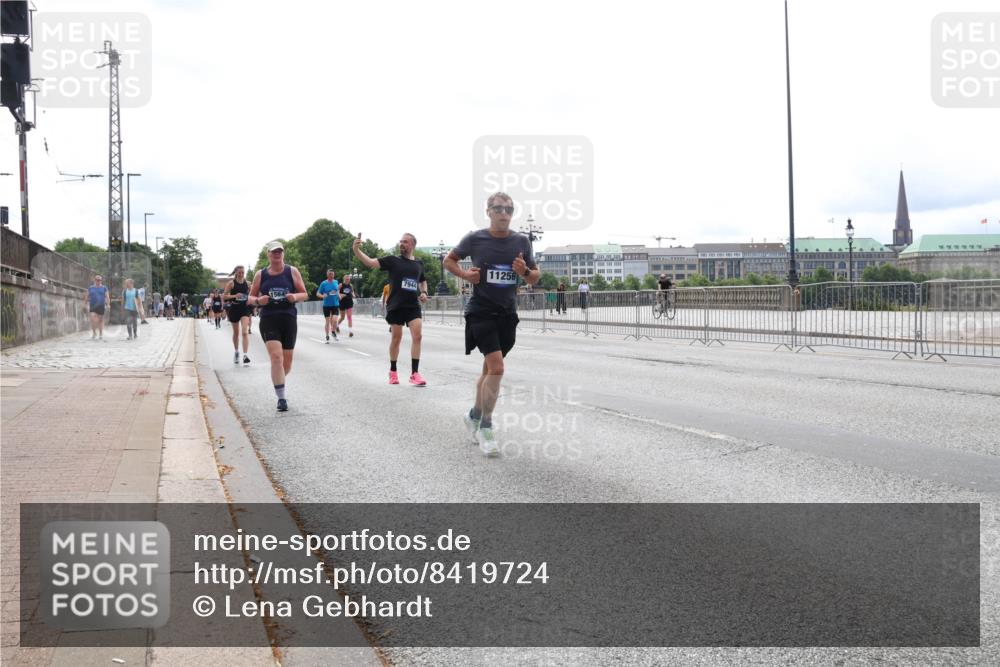 29.06.2025 - hella hamburg halbmarathon Lena Gebhardt http://msf.ph/oto/8419724 29.06.2025 10:27:27 Lombardsbrücke 7944, 11256, 1530, 1793, 2080, 2306, 2775, 3389, 4358, 4372, 5285, 5494, 5495, 5707, 5825, 6214, 6259, 6637, 7234, 7314, 7764, 7944, 7978, 8056, 8085, 8281, 9349, 10077, 10158, 10412, 10413, 10465, 11110, 11256, 11766, 12500, 13043, 14020, 14021, 14206, 15108, 15641, 16838, 17049, 17427, 17445, 17791, 18012, 18097, 18301, 18766, 18976 meine-sportfotos.de
