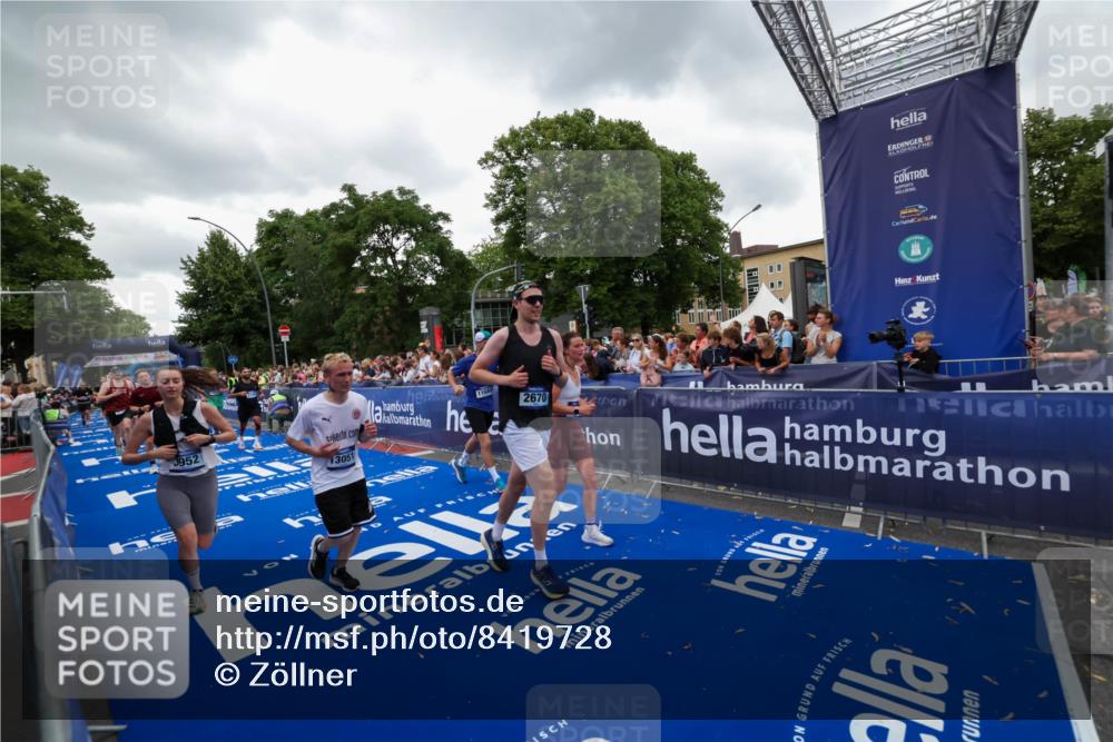 29.06.2025 - hella hamburg halbmarathon Zöllner http://msf.ph/oto/8419728 29.06.2025 10:52:44 Ziel 2287, 2346, 2670, 3952, 3999, 5116, 7475, 9869, 10115, 11459, 11689, 12450, 12482, 13051, 14122, 16467, 18331 meine-sportfotos.de