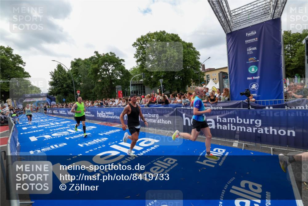 29.06.2025 - hella hamburg halbmarathon Zöllner http://msf.ph/oto/8419733 29.06.2025 10:30:42 Ziel 2851, 3845, 7231, 7481, 8318, 11413, 12049, 17322, 18235 meine-sportfotos.de