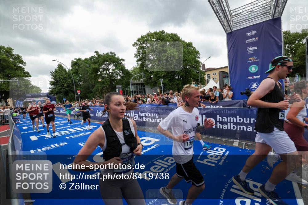 29.06.2025 - hella hamburg halbmarathon Zöllner http://msf.ph/oto/8419738 29.06.2025 10:52:45 Ziel 2287, 2346, 2670, 3952, 3999, 5116, 5194, 7475, 9869, 10115, 11459, 11689, 12450, 12482, 13051, 14122, 14805, 16467, 18331, 19244 meine-sportfotos.de