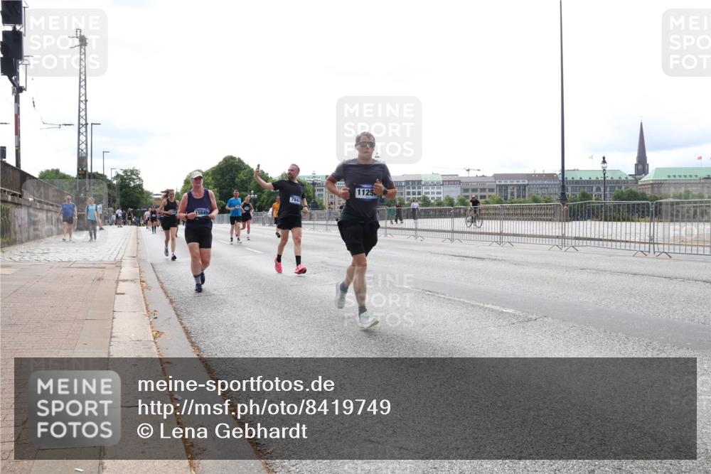 29.06.2025 - hella hamburg halbmarathon Lena Gebhardt http://msf.ph/oto/8419749 29.06.2025 10:27:27 Lombardsbrücke 7944, 1125, 1530, 1793, 2080, 2306, 2775, 3389, 4358, 4372, 5285, 5494, 5495, 5707, 5825, 6214, 6259, 6637, 7234, 7314, 7764, 7944, 7978, 8056, 8085, 8281, 9349, 10077, 10158, 10412, 10413, 10465, 11110, 11256, 11766, 12500, 13043, 14020, 14021, 14206, 15108, 15641, 16838, 17049, 17427, 17445, 17791, 18012, 18097, 18301, 18766, 18976 meine-sportfotos.de