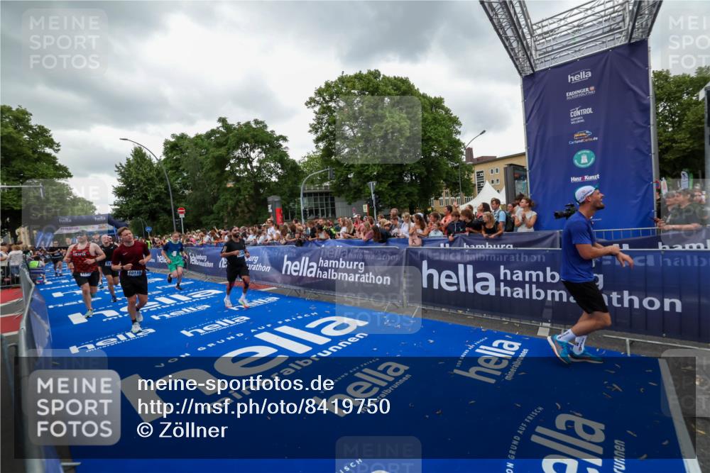 29.06.2025 - hella hamburg halbmarathon Zöllner http://msf.ph/oto/8419750 29.06.2025 10:52:45 Ziel 2287, 2346, 2670, 3952, 3999, 5116, 5194, 7475, 9869, 10115, 11459, 11689, 12450, 12482, 13051, 14122, 14805, 16467, 18331, 19244 meine-sportfotos.de