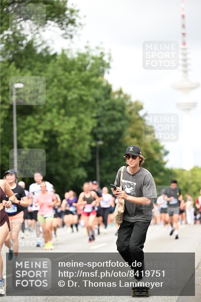 29.06.2025 - hella hamburg halbmarathon Dr. Thomas Lammeyer http://msf.ph/oto/8419751 29.06.2025 10:46:35 Kennedybrücke 1039, 1648, 1712, 2069, 2974, 3276, 3326, 3459, 3568, 4329, 4385, 4541, 4735, 4736, 4885, 5432, 5671, 6137, 6153, 6320, 6450, 7022, 7023, 7040, 7968, 8004, 8014, 8162, 8163, 8712, 9588, 10532, 10872, 11011, 11017, 11098 meine-sportfotos.de