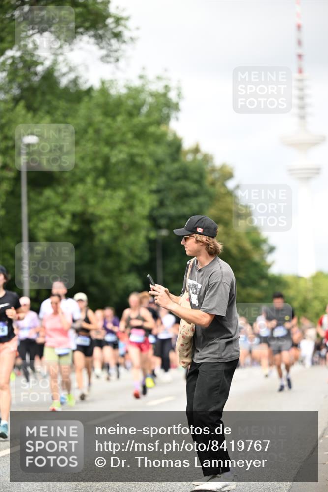 29.06.2025 - hella hamburg halbmarathon Dr. Thomas Lammeyer http://msf.ph/oto/8419767 29.06.2025 10:46:35 Kennedybrücke 1039, 1648, 1712, 2069, 2974, 3276, 3326, 3459, 3568, 4329, 4385, 4541, 4735, 4736, 4885, 5432, 5671, 6137, 6153, 6320, 6450, 7022, 7023, 7040, 7968, 8004, 8014, 8162, 8163, 8712, 9588, 10532, 10872, 11011, 11017, 11098 meine-sportfotos.de