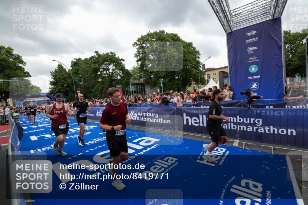 29.06.2025 - hella hamburg halbmarathon Zöllner http://msf.ph/oto/8419771 29.06.2025 10:52:46 Ziel 2287, 2346, 3999, 5116, 5169, 5194, 7475, 8172, 9869, 10115, 11459, 12482, 14122, 14805, 16467, 17198, 18331, 19244 meine-sportfotos.de