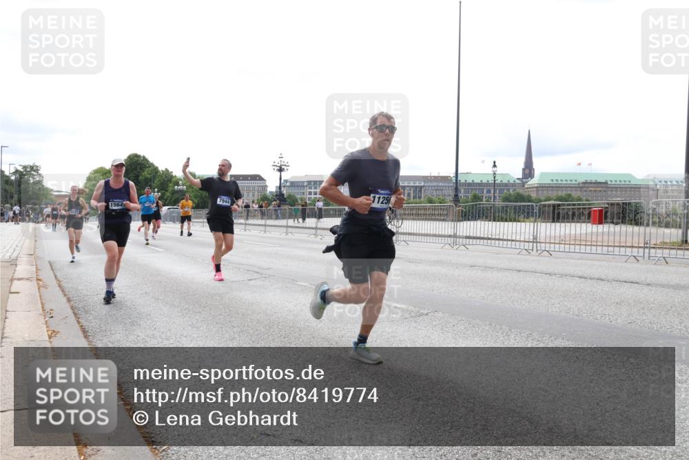 29.06.2025 - hella hamburg halbmarathon Lena Gebhardt http://msf.ph/oto/8419774 29.06.2025 10:27:27 Lombardsbrücke 5825, 1564, 7944, 11256, 1530, 1793, 2080, 2306, 2775, 3389, 4358, 4372, 5285, 5494, 5495, 5707, 5825, 6214, 6259, 6637, 7234, 7314, 7764, 7944, 7978, 8056, 8085, 8281, 9349, 10077, 10158, 10412, 10413, 10465, 11110, 11256, 11766, 12500, 13043, 14020, 14021, 14206, 15108, 15641, 16838, 17049, 17427, 17445, 17791, 18012, 18097, 18301, 18766, 18976 meine-sportfotos.de