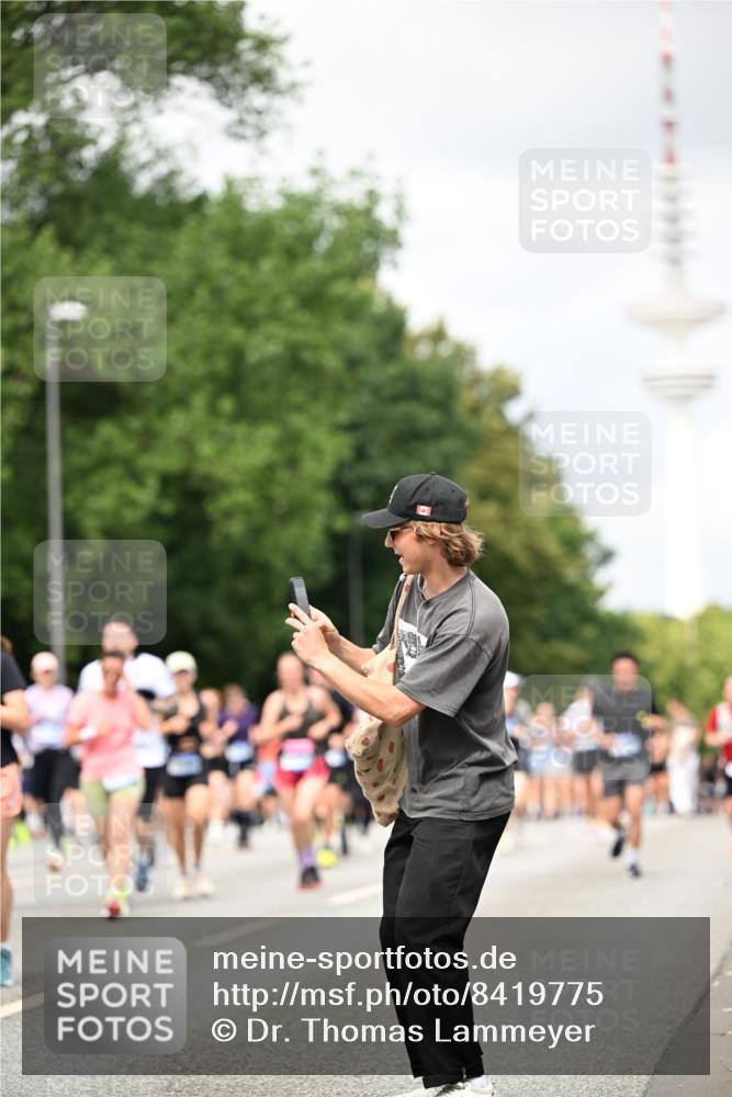 29.06.2025 - hella hamburg halbmarathon Dr. Thomas Lammeyer http://msf.ph/oto/8419775 29.06.2025 10:46:35 Kennedybrücke 1039, 1648, 1712, 2069, 2974, 3276, 3326, 3459, 3568, 4329, 4385, 4541, 4735, 4736, 4885, 5432, 5671, 6137, 6153, 6320, 6450, 7022, 7023, 7040, 7968, 8004, 8014, 8162, 8163, 8712, 9588, 10532, 10872, 11011, 11017, 11098 meine-sportfotos.de
