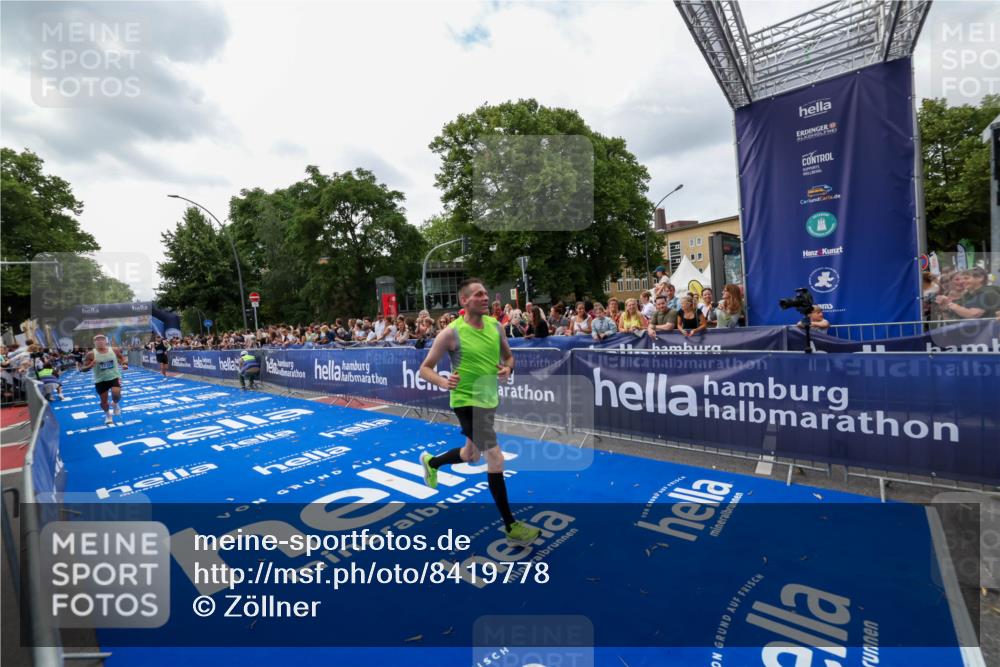 29.06.2025 - hella hamburg halbmarathon Zöllner http://msf.ph/oto/8419778 29.06.2025 10:30:43 Ziel 2851, 3845, 7481, 8318, 11413, 17322, 18235 meine-sportfotos.de