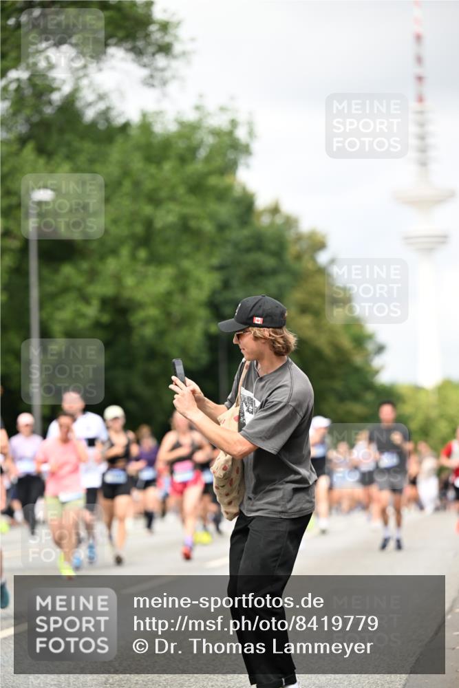 29.06.2025 - hella hamburg halbmarathon Dr. Thomas Lammeyer http://msf.ph/oto/8419779 29.06.2025 10:46:35 Kennedybrücke 1039, 1648, 1712, 2069, 2974, 3276, 3326, 3459, 3568, 4329, 4385, 4541, 4735, 4736, 4885, 5432, 5671, 6137, 6153, 6320, 6450, 7022, 7023, 7040, 7968, 8004, 8014, 8162, 8163, 8712, 9588, 10532, 10872, 11011, 11017, 11098 meine-sportfotos.de