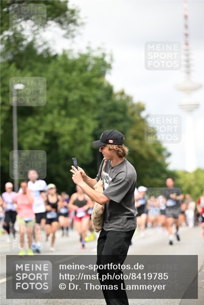 29.06.2025 - hella hamburg halbmarathon Dr. Thomas Lammeyer http://msf.ph/oto/8419785 29.06.2025 10:46:36 Kennedybrücke 1039, 1648, 1712, 2069, 2974, 3276, 3326, 3459, 3568, 4329, 4385, 4541, 4680, 4735, 4736, 4885, 5432, 5671, 6137, 6153, 6320, 6450, 7022, 7023, 7040, 7968, 8004, 8014, 8162, 8163, 8712, 10532, 10842, 10872, 11098 meine-sportfotos.de