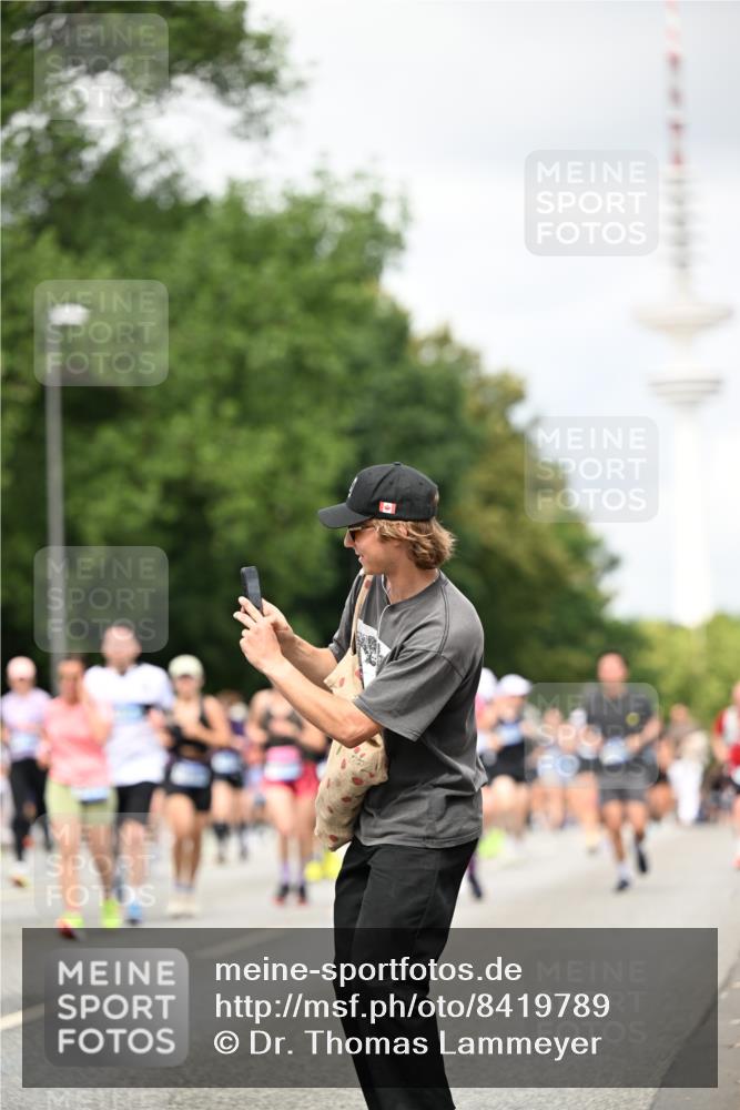 29.06.2025 - hella hamburg halbmarathon Dr. Thomas Lammeyer http://msf.ph/oto/8419789 29.06.2025 10:46:36 Kennedybrücke 1039, 1648, 1712, 2069, 2974, 3276, 3326, 3459, 3568, 4329, 4385, 4541, 4680, 4735, 4736, 4885, 5432, 5671, 6137, 6153, 6320, 6450, 7022, 7023, 7040, 7968, 8004, 8014, 8162, 8163, 8712, 10532, 10842, 10872, 11098 meine-sportfotos.de