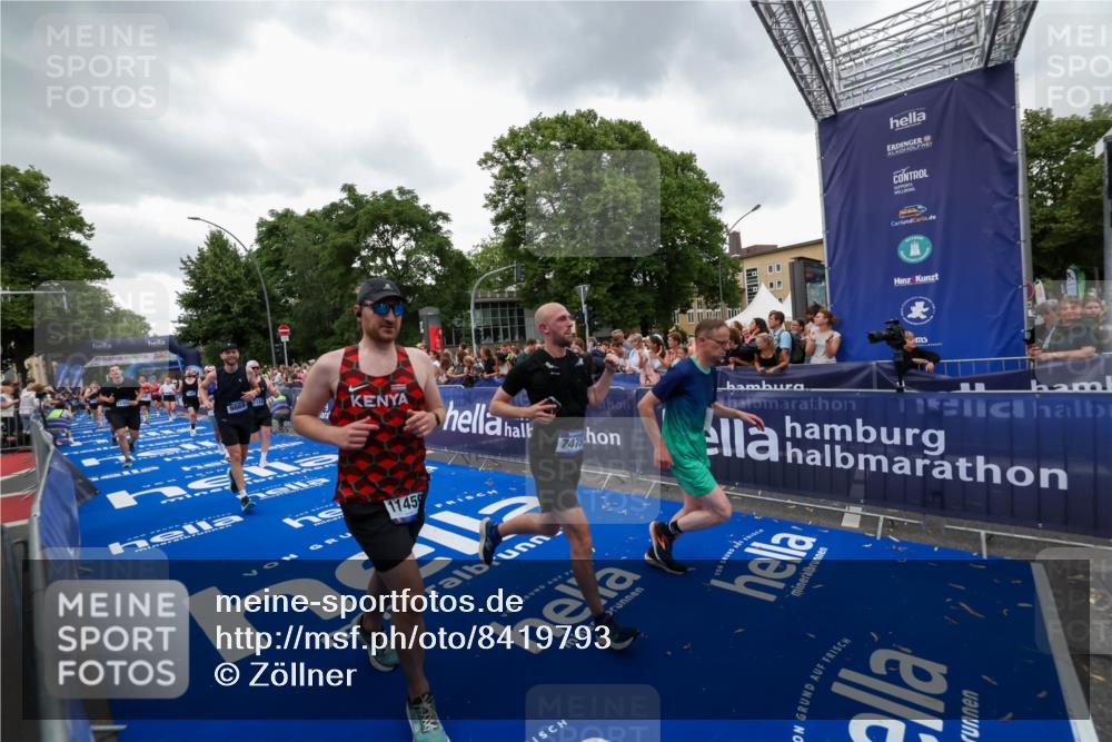 29.06.2025 - hella hamburg halbmarathon Zöllner http://msf.ph/oto/8419793 29.06.2025 10:52:47 Ziel 2287, 2346, 3999, 5116, 5169, 5194, 7475, 8172, 9065, 9163, 9869, 10115, 11459, 12482, 14122, 14805, 16467, 17198, 18331, 19244 meine-sportfotos.de