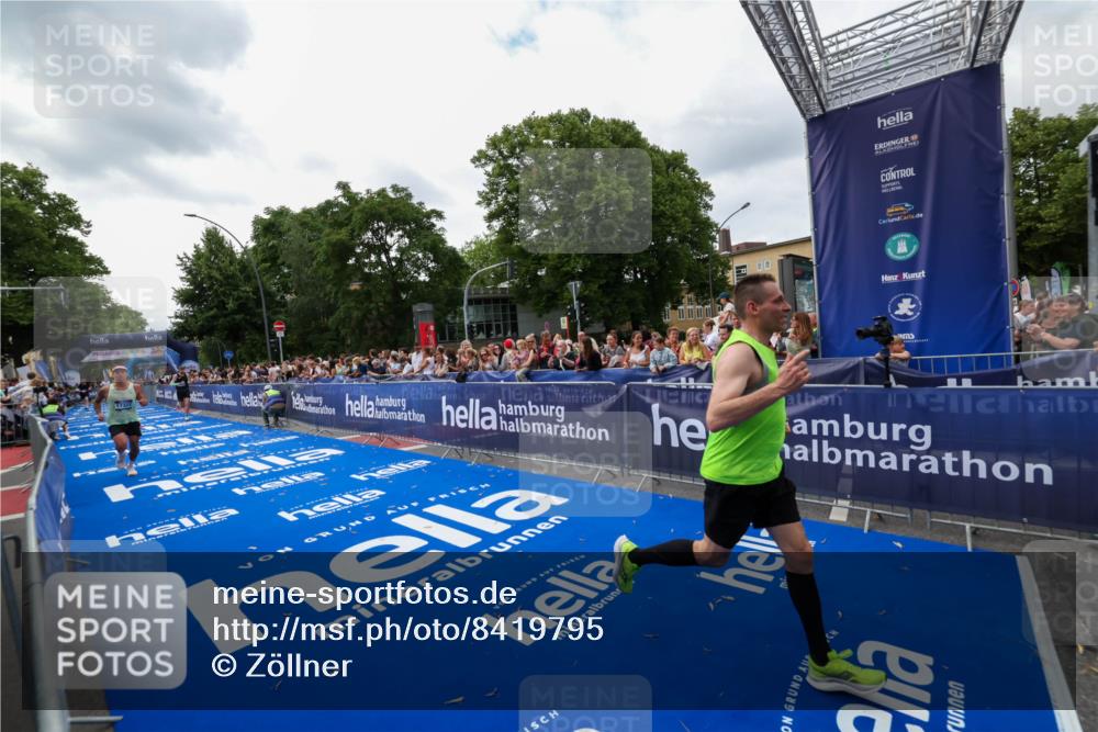 29.06.2025 - hella hamburg halbmarathon Zöllner http://msf.ph/oto/8419795 29.06.2025 10:30:44 Ziel 2851, 7481, 17322, 18235 meine-sportfotos.de