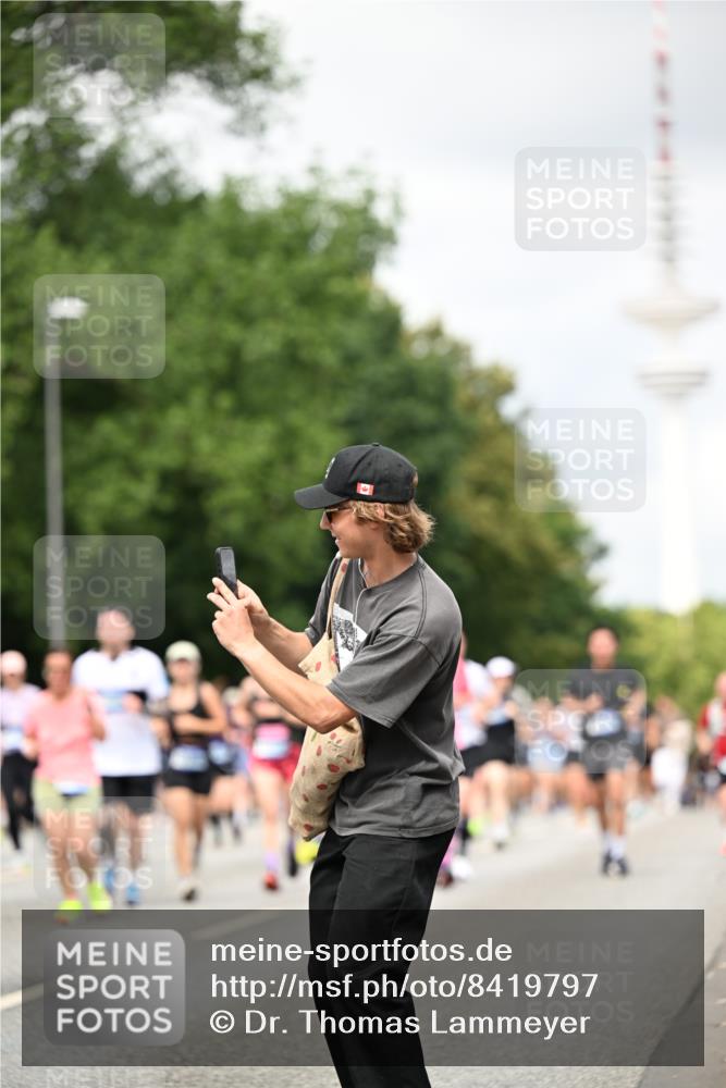 29.06.2025 - hella hamburg halbmarathon Dr. Thomas Lammeyer http://msf.ph/oto/8419797 29.06.2025 10:46:36 Kennedybrücke 1039, 1648, 1712, 2069, 2974, 3276, 3326, 3459, 3568, 4329, 4385, 4541, 4680, 4735, 4736, 4885, 5432, 5671, 6137, 6153, 6320, 6450, 7022, 7023, 7040, 7968, 8004, 8014, 8162, 8163, 8712, 10532, 10842, 10872, 11098 meine-sportfotos.de