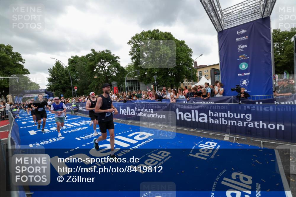 29.06.2025 - hella hamburg halbmarathon Zöllner http://msf.ph/oto/8419812 29.06.2025 10:52:48 Ziel 2287, 3999, 5116, 5169, 5194, 7475, 8172, 9065, 9163, 9869, 11459, 12482, 14122, 14198, 14286, 14805, 16467, 17198, 18331, 19244 meine-sportfotos.de