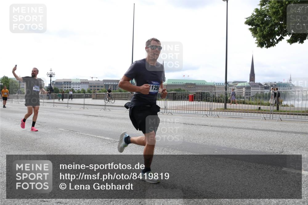 29.06.2025 - hella hamburg halbmarathon Lena Gebhardt http://msf.ph/oto/8419819 29.06.2025 10:27:28 Lombardsbrücke 7944, 1256, 1530, 2080, 2306, 2775, 3389, 4358, 4372, 5285, 5494, 5495, 5707, 5825, 6214, 6259, 6637, 7234, 7314, 7764, 7944, 7978, 8056, 8085, 8281, 9349, 9688, 10077, 10158, 10412, 10413, 10465, 11110, 11256, 11766, 12500, 13043, 14020, 14021, 14206, 15108, 15641, 16838, 17049, 17427, 17445, 17791, 18012, 18097, 18301, 18766, 18976 meine-sportfotos.de