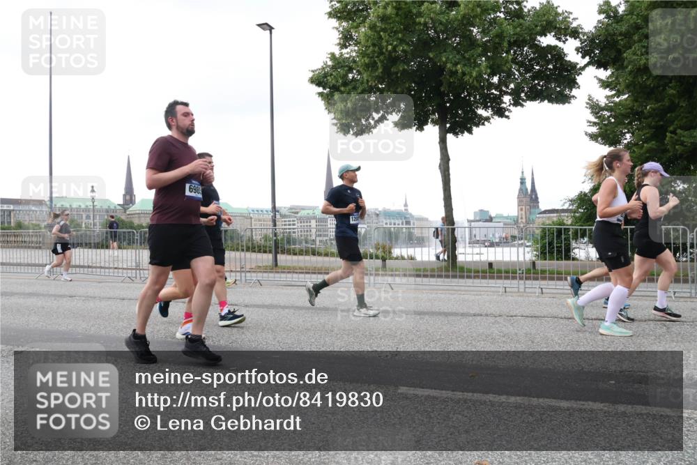 29.06.2025 - hella hamburg halbmarathon Lena Gebhardt http://msf.ph/oto/8419830 29.06.2025 10:52:19 Lombardsbrücke 6989, 1418, 1978, 2420, 2528, 2983, 3038, 3645, 4087, 4273, 4436, 4598, 4606, 4815, 5062, 5262, 5360, 6386, 6403, 6404, 6406, 6456, 6671, 6985, 7511, 7682, 7690, 7691, 7735, 7812, 8194, 8196, 8250, 8251, 8621, 9068, 9070, 9103, 9368, 9460, 9590, 9730, 9731, 10080, 10296, 10342, 10392, 10533, 10634, 10673, 10884, 10928, 11084, 11101, 11126, 11127, 11297, 11375, 11736, 11899, 11974, 12546, 12558 meine-sportfotos.de