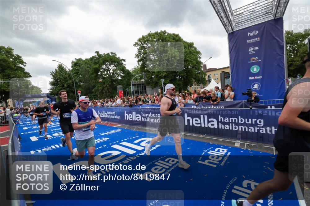 29.06.2025 - hella hamburg halbmarathon Zöllner http://msf.ph/oto/8419847 29.06.2025 10:52:49 Ziel 2287, 2910, 3999, 5077, 5116, 5169, 5194, 8172, 9065, 9163, 9869, 11217, 12482, 14198, 14286, 14805, 16467, 17198, 18331, 19244 meine-sportfotos.de