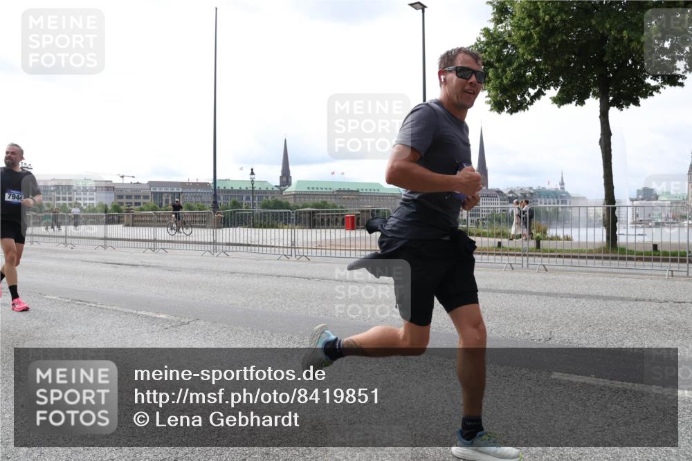 29.06.2025 - hella hamburg halbmarathon Lena Gebhardt http://msf.ph/oto/8419851 29.06.2025 10:27:28 Lombardsbrücke 7944, 1530, 2080, 2306, 2775, 3389, 4358, 4372, 5285, 5494, 5495, 5707, 5825, 6214, 6259, 6637, 7234, 7314, 7764, 7944, 7978, 8056, 8085, 8281, 9349, 9688, 10077, 10158, 10412, 10413, 10465, 11110, 11256, 11766, 12500, 13043, 14020, 14021, 14206, 15108, 15641, 16838, 17049, 17427, 17445, 17791, 18012, 18097, 18301, 18766, 18976 meine-sportfotos.de