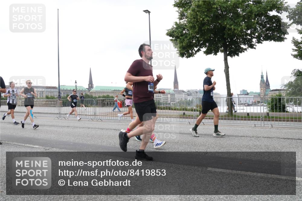 29.06.2025 - hella hamburg halbmarathon Lena Gebhardt http://msf.ph/oto/8419853 29.06.2025 10:52:20 Lombardsbrücke 869, 1418, 1826, 1978, 2420, 2528, 2983, 3038, 3140, 3645, 4087, 4273, 4436, 4598, 4606, 4815, 5062, 5262, 5360, 6386, 6403, 6404, 6406, 6456, 6671, 6985, 7511, 7682, 7690, 7691, 7735, 7812, 8194, 8196, 8250, 8251, 8621, 9068, 9070, 9103, 9368, 9460, 9730, 9731, 10080, 10296, 10342, 10392, 10533, 10634, 10673, 10884, 10928, 11084, 11101, 11126, 11127, 11297, 11375, 11736, 11899, 11974, 12546, 12558 meine-sportfotos.de
