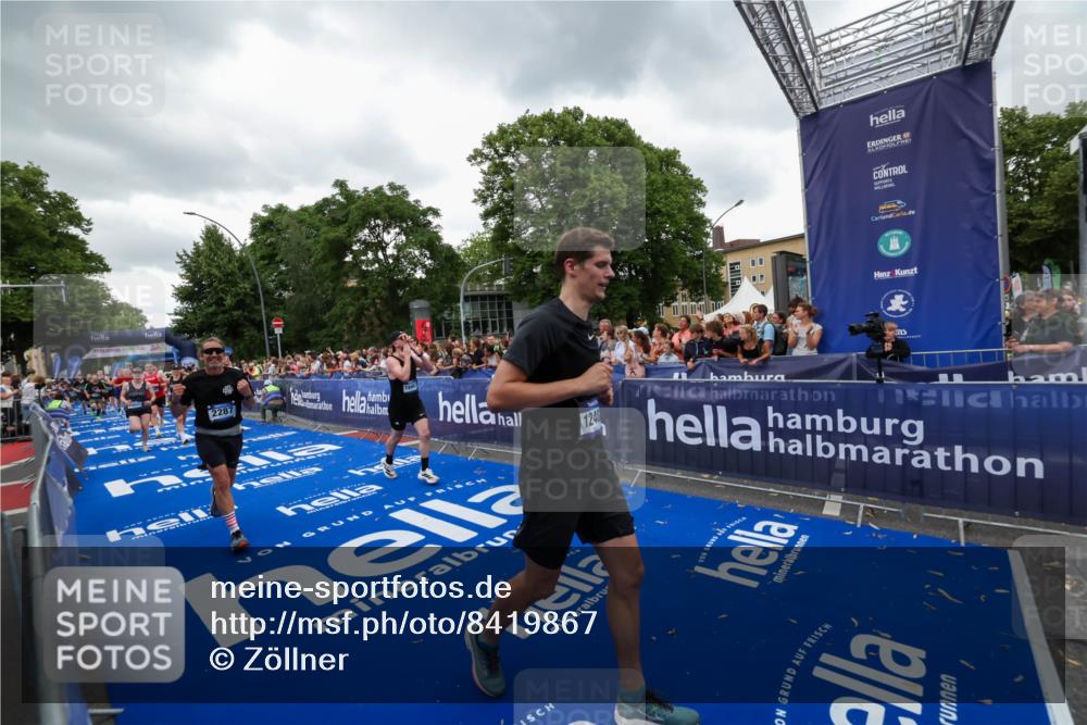 29.06.2025 - hella hamburg halbmarathon Zöllner http://msf.ph/oto/8419867 29.06.2025 10:52:50 Ziel 1657, 2287, 2444, 2814, 2910, 3999, 5077, 5116, 5169, 5194, 8172, 9065, 9163, 9869, 10811, 11217, 11992, 12482, 14198, 14286, 14805, 16467, 17198, 18331, 19244 meine-sportfotos.de
