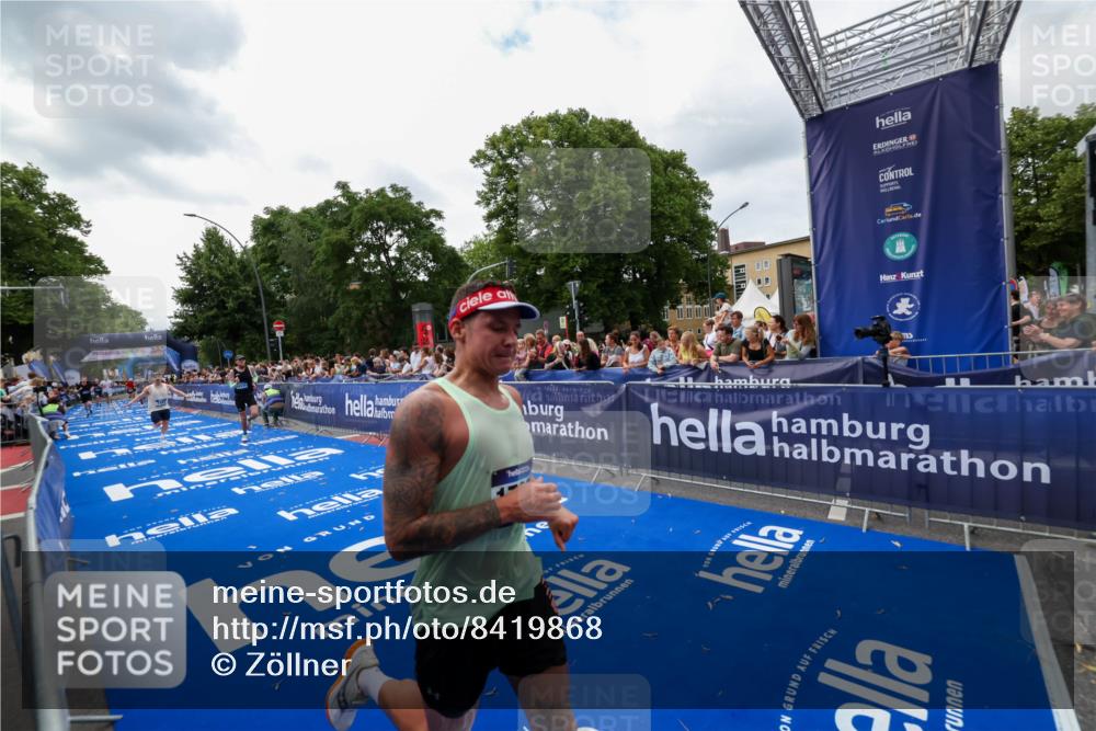 29.06.2025 - hella hamburg halbmarathon Zöllner http://msf.ph/oto/8419868 29.06.2025 10:30:46 Ziel 7055, 7481, 9508, 17322, 18235, 18871 meine-sportfotos.de