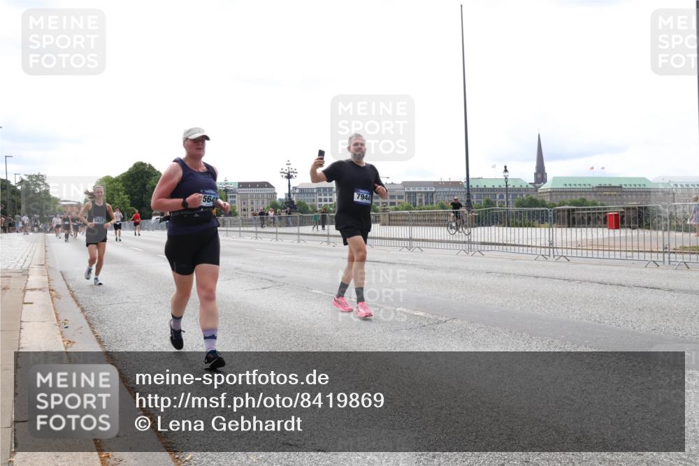 29.06.2025 - hella hamburg halbmarathon Lena Gebhardt http://msf.ph/oto/8419869 29.06.2025 10:27:28 Lombardsbrücke 7944, 564, 1530, 2080, 2306, 2775, 3389, 4358, 4372, 5285, 5494, 5495, 5707, 5825, 6214, 6259, 6637, 7234, 7314, 7764, 7944, 7978, 8056, 8085, 8281, 9349, 9688, 10077, 10158, 10412, 10413, 10465, 11110, 11256, 11766, 12500, 13043, 14020, 14021, 14206, 15108, 15641, 16838, 17049, 17427, 17445, 17791, 18012, 18097, 18301, 18766, 18976 meine-sportfotos.de