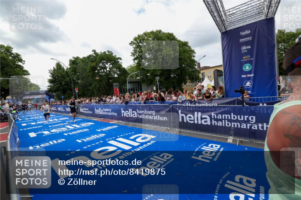 29.06.2025 - hella hamburg halbmarathon Zöllner http://msf.ph/oto/8419875 29.06.2025 10:30:46 Ziel 7055, 7481, 9508, 17322, 18235, 18871 meine-sportfotos.de