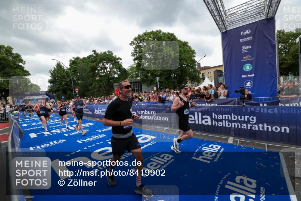 29.06.2025 - hella hamburg halbmarathon Zöllner http://msf.ph/oto/8419902 29.06.2025 10:52:51 Ziel 1257, 1657, 2287, 2444, 2814, 2910, 3999, 5077, 5169, 5194, 8172, 8955, 9065, 9163, 10811, 11217, 11992, 12482, 14198, 14286, 14805, 16467, 17198, 18331, 19244 meine-sportfotos.de