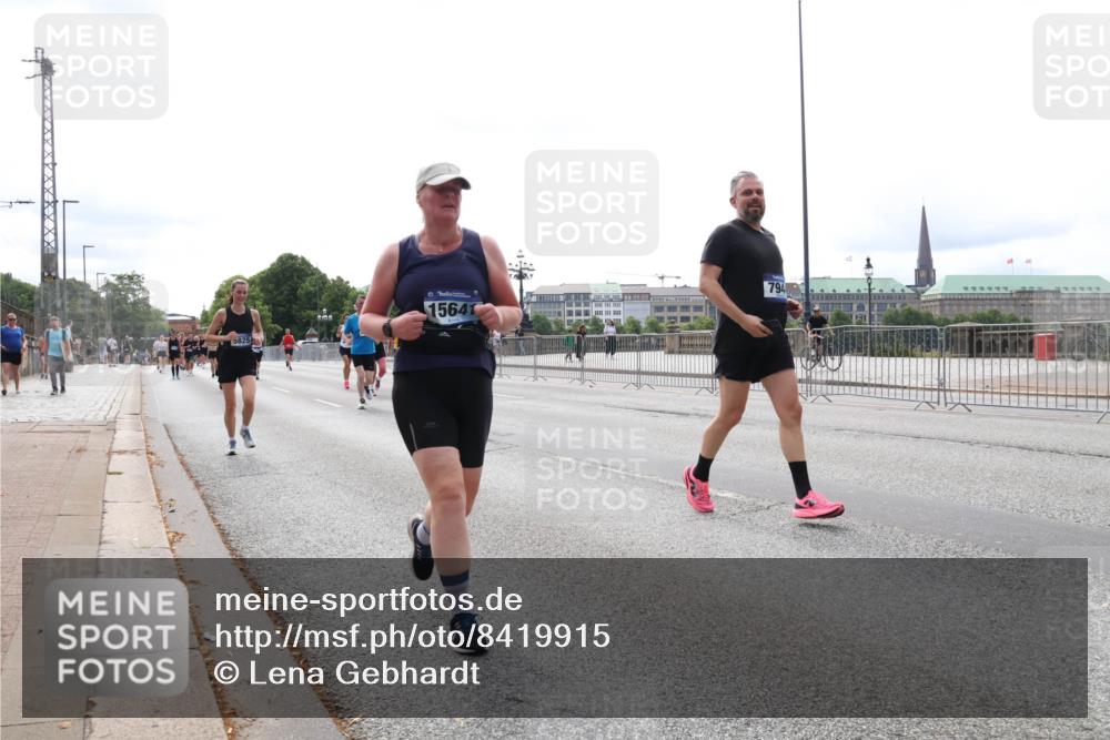 29.06.2025 - hella hamburg halbmarathon Lena Gebhardt http://msf.ph/oto/8419915 29.06.2025 10:27:29 Lombardsbrücke 5825, 0, 15641, 794, 1530, 2080, 2306, 2775, 3389, 4358, 4372, 5285, 5495, 5707, 5825, 6214, 6259, 6637, 7234, 7314, 7764, 7944, 7978, 8056, 8085, 8281, 9349, 9688, 10077, 10158, 10412, 10413, 11110, 11256, 11766, 12500, 13043, 14020, 14021, 14206, 15108, 15641, 16838, 17049, 17427, 17445, 17791, 18012, 18097, 18301, 18626, 18766, 18976 meine-sportfotos.de