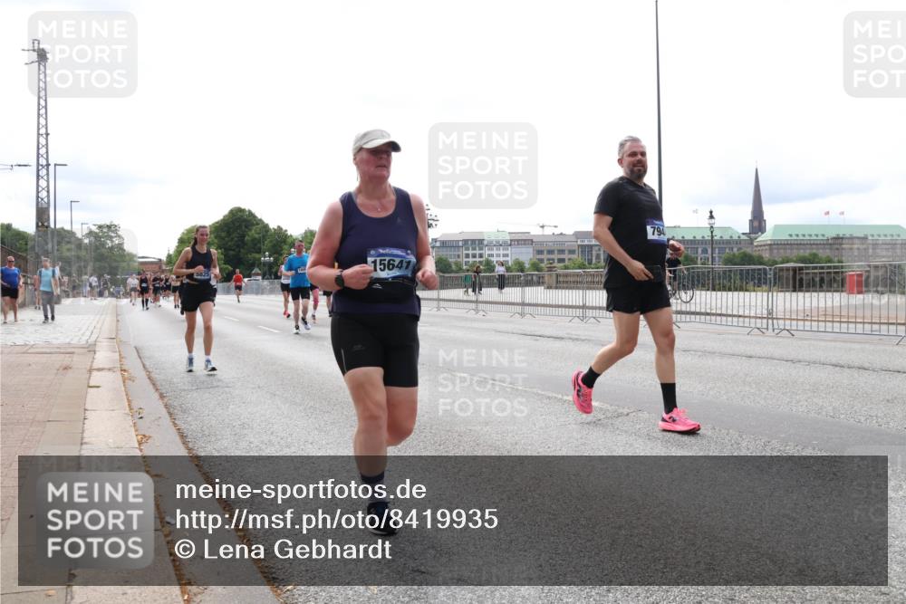 29.06.2025 - hella hamburg halbmarathon Lena Gebhardt http://msf.ph/oto/8419935 29.06.2025 10:27:29 Lombardsbrücke 15641, 794, 1530, 2080, 2306, 2775, 3389, 4358, 4372, 5285, 5495, 5707, 5825, 6214, 6259, 6637, 7234, 7314, 7764, 7944, 7978, 8056, 8085, 8281, 9349, 9688, 10077, 10158, 10412, 10413, 11110, 11256, 11766, 12500, 13043, 14020, 14021, 14206, 15108, 15641, 16838, 17049, 17427, 17445, 17791, 18012, 18097, 18301, 18626, 18766, 18976 meine-sportfotos.de