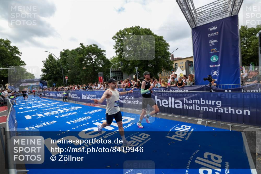 29.06.2025 - hella hamburg halbmarathon Zöllner http://msf.ph/oto/8419946 29.06.2025 10:30:48 Ziel 3379, 7055, 7481, 9381, 9508, 18235, 18871 meine-sportfotos.de