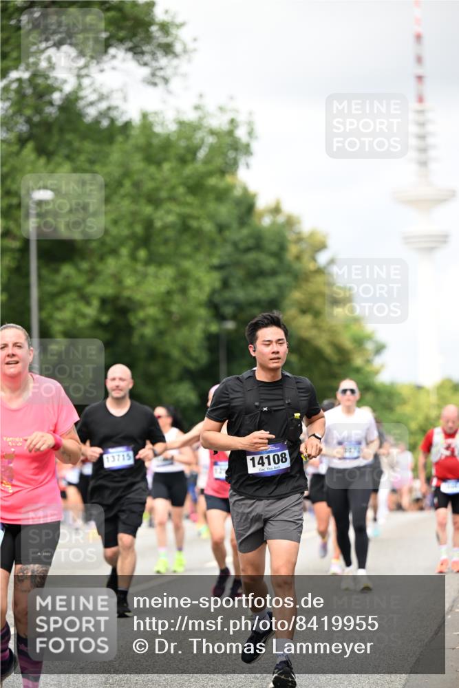 29.06.2025 - hella hamburg halbmarathon Dr. Thomas Lammeyer http://msf.ph/oto/8419955 29.06.2025 10:46:42 Kennedybrücke 1039, 1712, 1752, 2069, 2134, 2974, 3276, 3326, 3568, 4329, 4385, 4541, 4680, 4735, 4736, 4885, 5419, 5432, 5671, 6136, 6153, 6320, 6828, 7022, 7023, 7040, 7043, 8004, 8014, 8712, 9644, 10532, 10623, 10842, 11074, 11075 meine-sportfotos.de